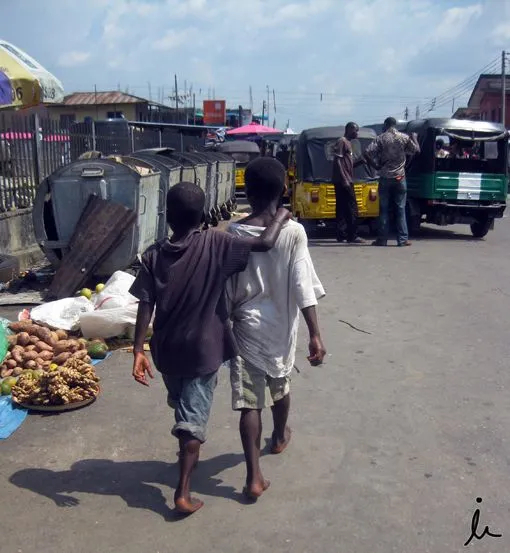 Niños caminando descalzos « Rumbo a Nigeria Niños caminando descalzos « Rumbo a Nigeria