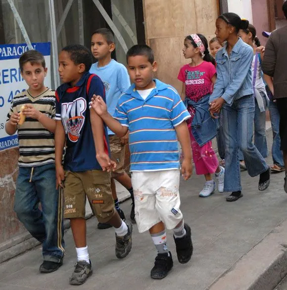 Niños caminando por la calle Neptuno de Centro Habana, en Ciudad de ... Niños caminando por la calle Neptuno de Centro Habana, en Ciudad de ...