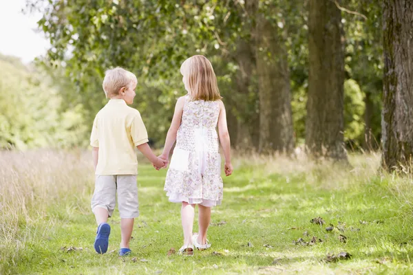 Dos niños caminando por el sendero de la mano — Foto stock ... Dos niños caminando por el sendero de la mano — Foto stock ...
