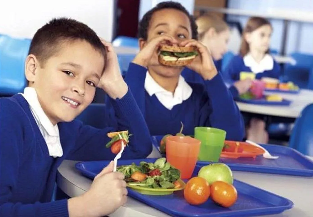 Por qué los niños comen mejor en el cole que en casa? | Ser padres ...