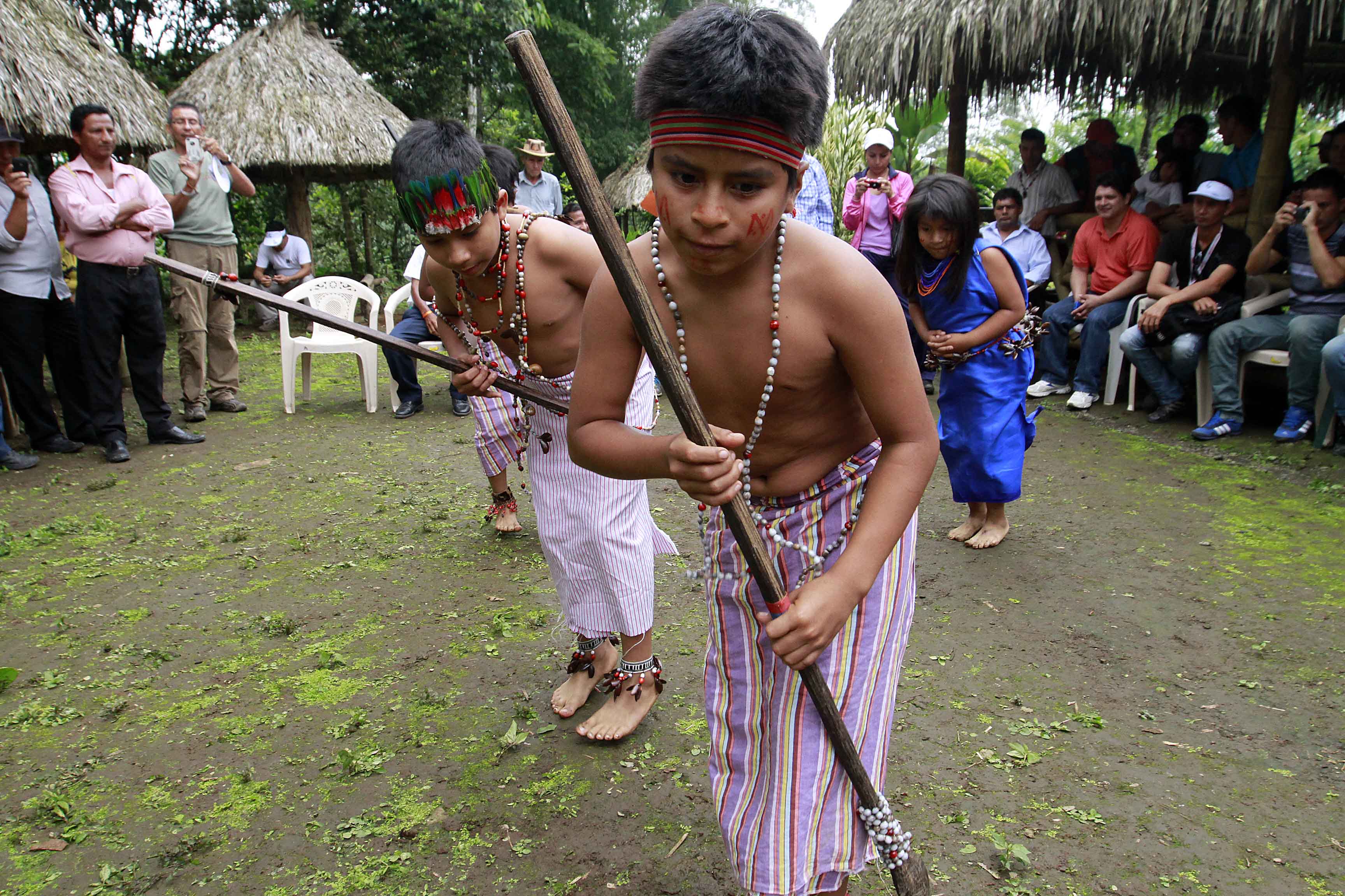 Los niños de la comunidad bailando la Danza de la Chonta. | Flickr ...