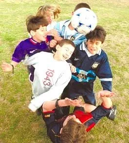 por los ninos haciendo deportes