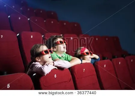 Niños entusiasmados viendo dibujos animados en la sala de cine 3D ... Niños entusiasmados viendo dibujos animados en la sala de cine 3D ...