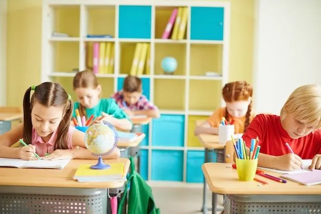 Niños estudiando en una clase | Descargar Fotos gratis Niños estudiando en una clase | Descargar Fotos gratis