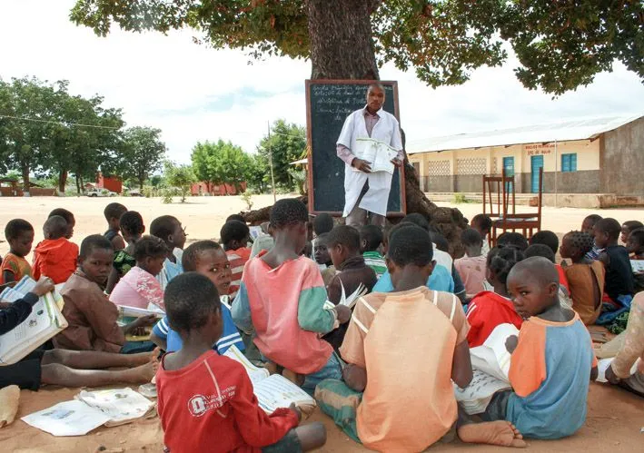Niños estudiando en la escuela - - Imagui
