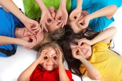 Niños felices estudiando - Imagui