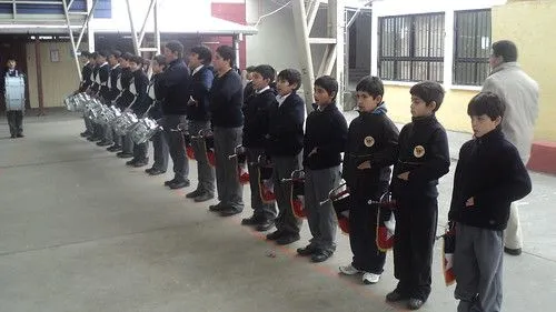 Los niños formados escuchando al Alcalde dirigirse a la Comunidad ...