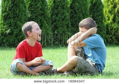 Dos niños, hermanos, hermanos peleados. Fotos stock e Imágenes ...