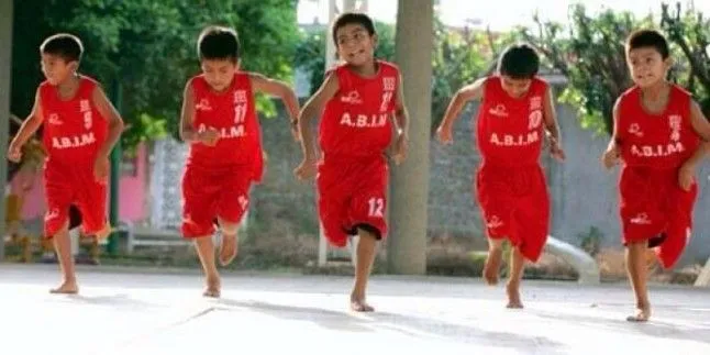 Niños indígenas que juegan descalzos a baloncesto hacen historia