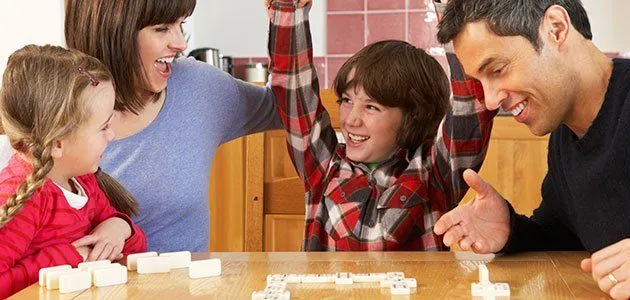 ninos-juegan-padres-domino-p.jpg