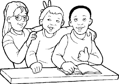 Tres niños jugando en clase. Estan abrazados frente al pupitre ... Tres niños jugando en clase. Estan abrazados frente al pupitre ...
