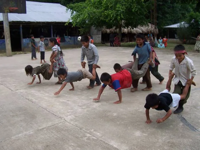 Niños jugando en la escuela - Imagui