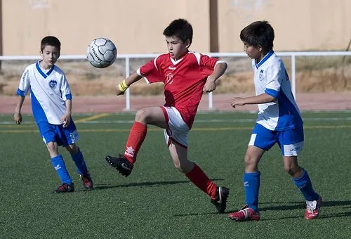 Imagen niños jugando futbol - Imagui