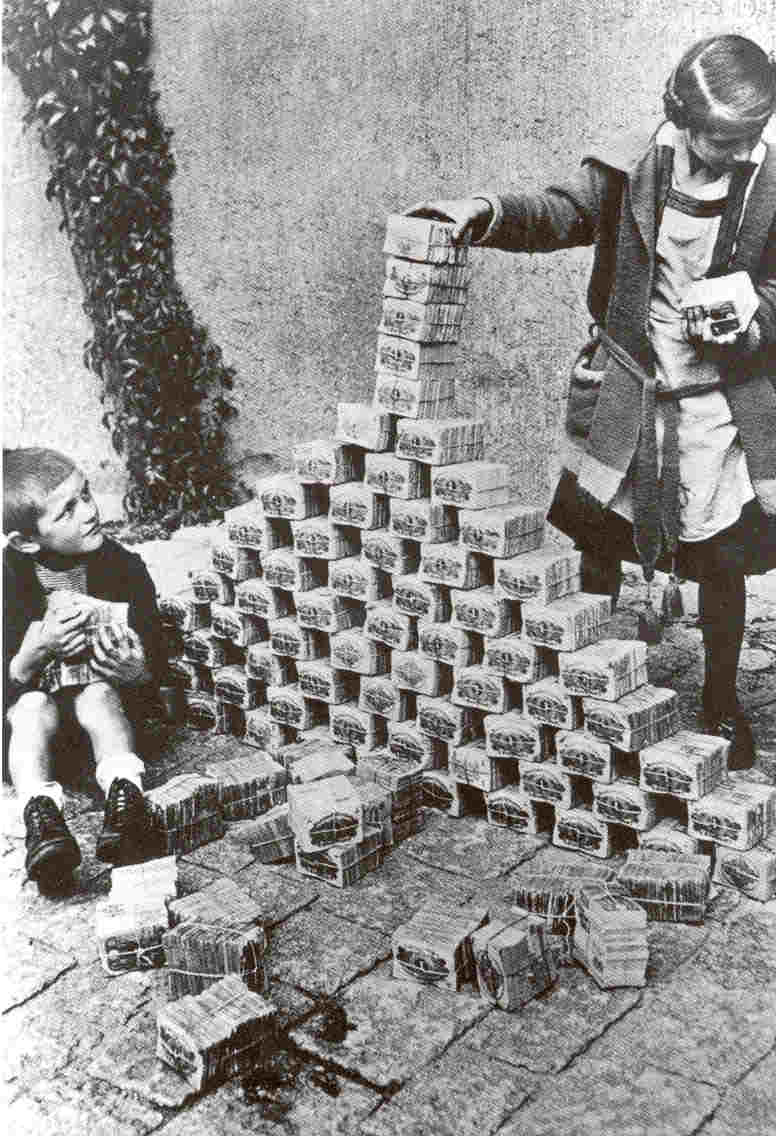 ninos jugando con montones de dinero que no valen nada