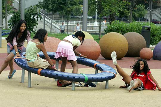 Niños jugando en un parque | Edición impresa | EL PAÍS