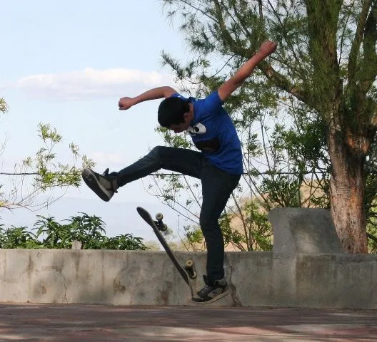 NIÑOS JUGANDO EN PATINETA EN EL PARQUE CABAÑAS DE SENSUNTEPEQUE ...