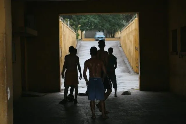 Niños jugando a la pelota