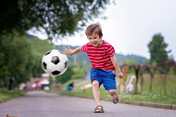 Dos niños lindos, jugando al fútbol juntos, hora de verano — Foto ...