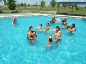 niños con sus madres bañandose