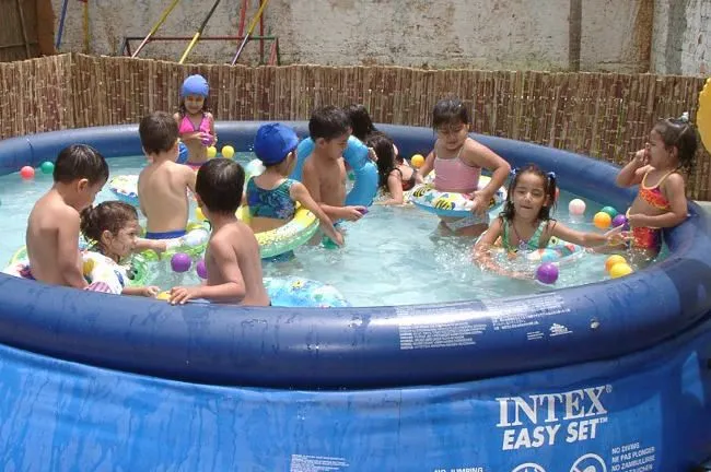 Un niño nadando - Imagui