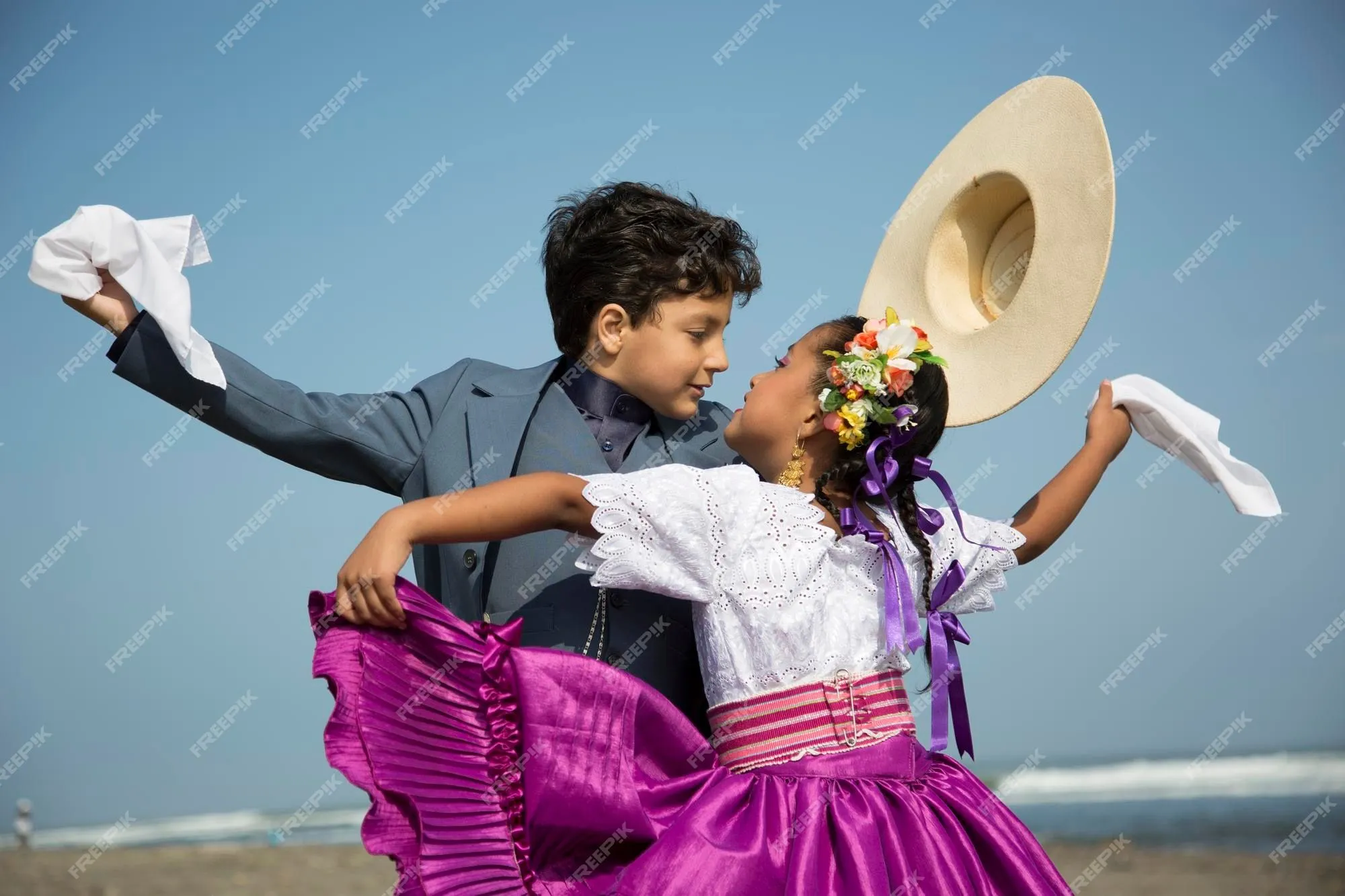Niños pequeños bailando marinera en huanchaco trujillo lima perú | Foto Premium Niños pequeños bailando marinera en huanchaco trujillo lima perú | Foto Premium