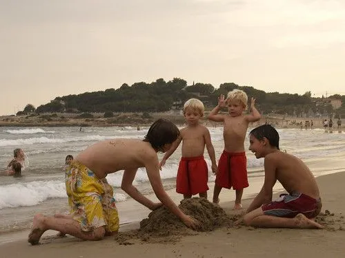 Niños en la playa - a photo on Flickriver
