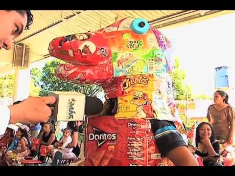 Niños realizan desfile con disfraces de material reciclado - YouTube
