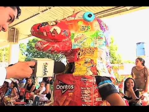 Niños realizan desfile con disfraces de material reciclado - YouTube Niños realizan desfile con disfraces de material reciclado - YouTube