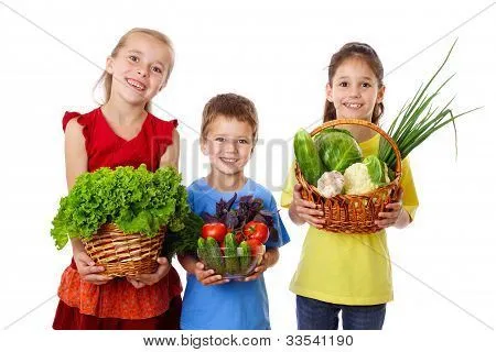 Niños sonrientes con verduras frescas Fotos stock e Imágenes stock ...