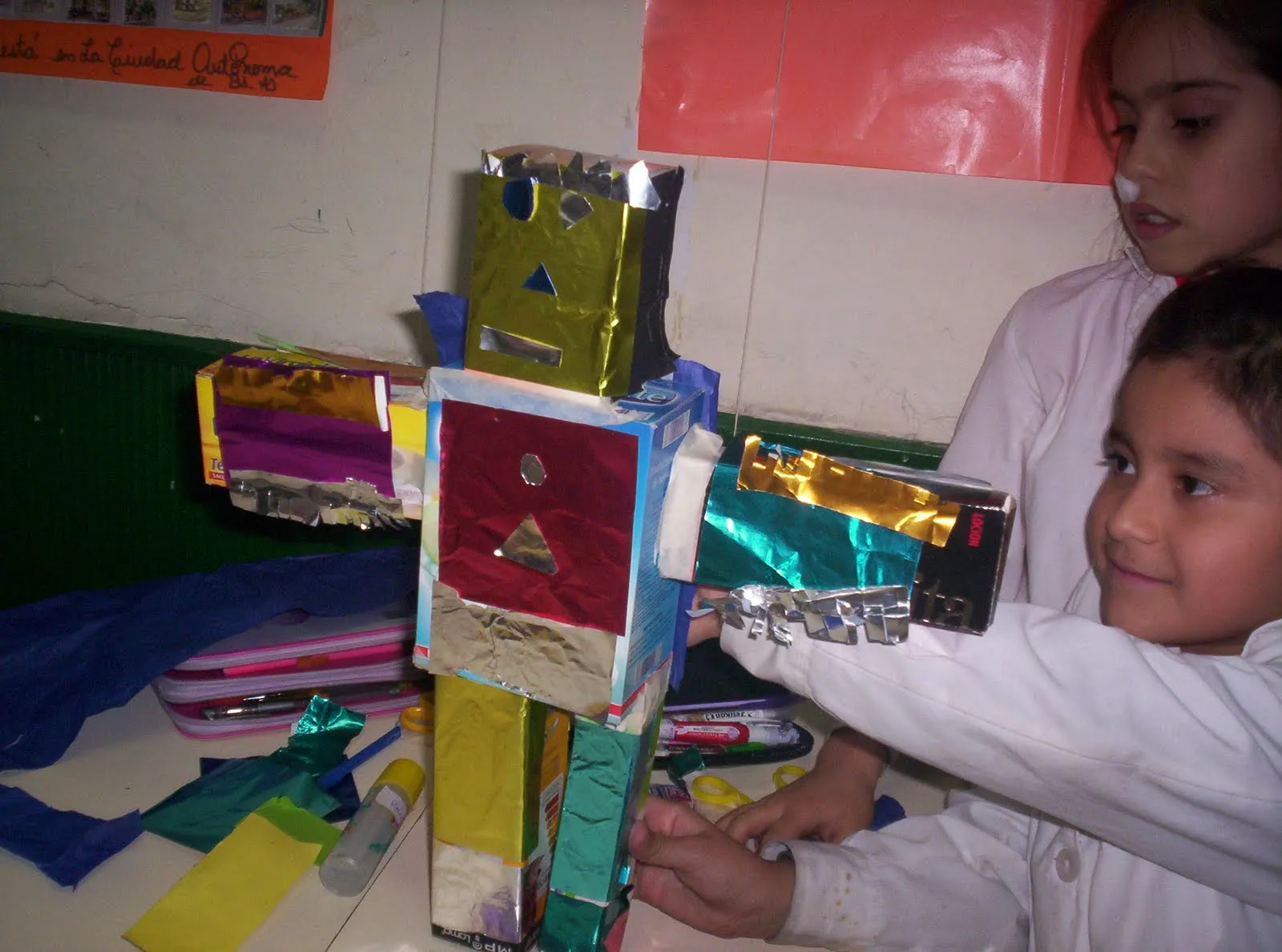 Niños Trabajando: Armando robots con formas geométricas. Niños Trabajando: Armando robots con formas geométricas.