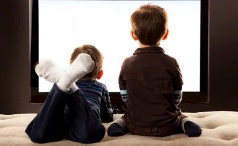 Niños viendo Tv animado - Imagui