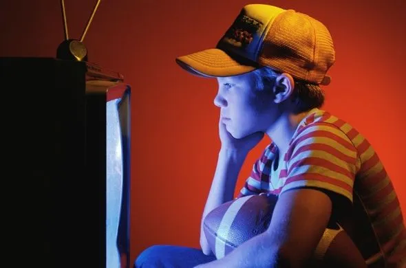 Niño viendo television - Imagui