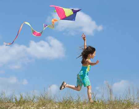 Niño volando cometa - Imagui