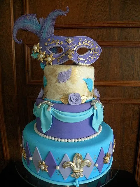 not quite the colors, but it is still a lovely Mardi Gras cake ...