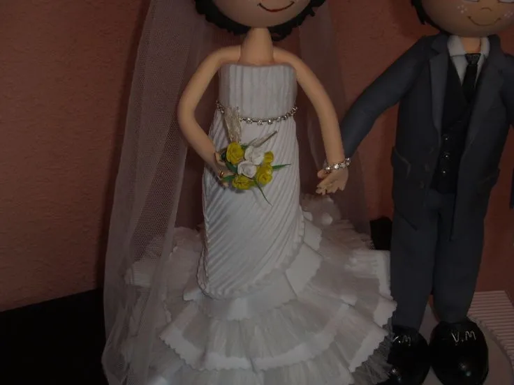 Novia en goma eva. Detalle del vestido drapeado combinando tull y ... Novia en goma eva. Detalle del vestido drapeado combinando tull y ...