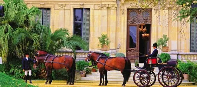 Noviembre en Jerez.: Real Escuela Andaluza del Arte Ecuestre.  Museo del Enganche, donde se exhiben varios carruajes clásicos.