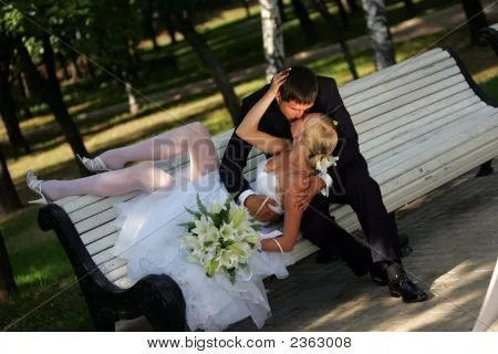 Novios besándose en Banco del Parque Fotos stock e Imágenes stock ... Novios besándose en Banco del Parque Fotos stock e Imágenes stock ...