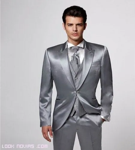 Traje-de-novio-plateado.jpg