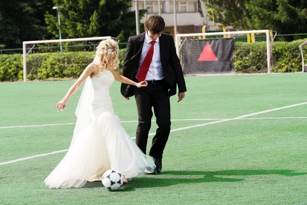 Novios jugando al fútbol — Foto stock © Dmitroza #2980280