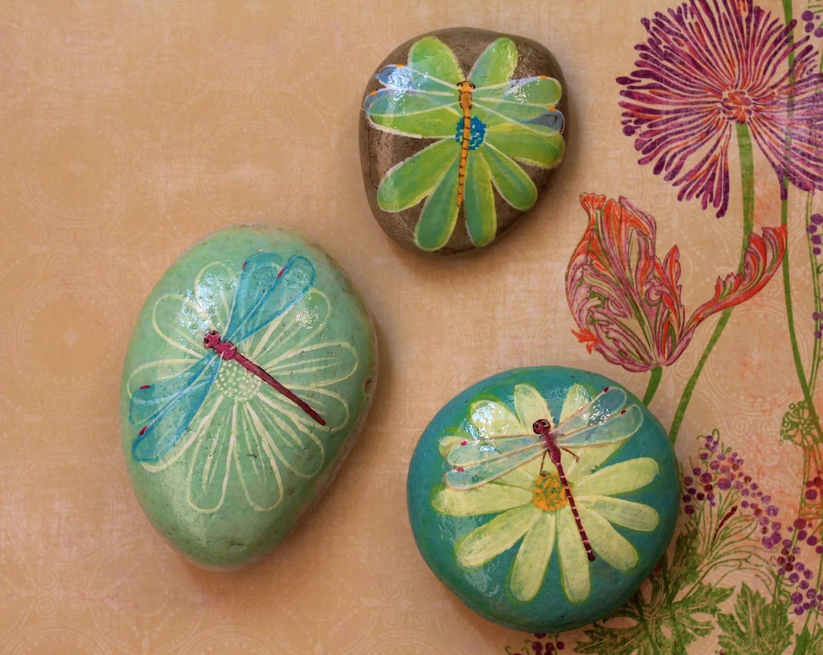 Nueve Pinceladas: Pintando Piedras II