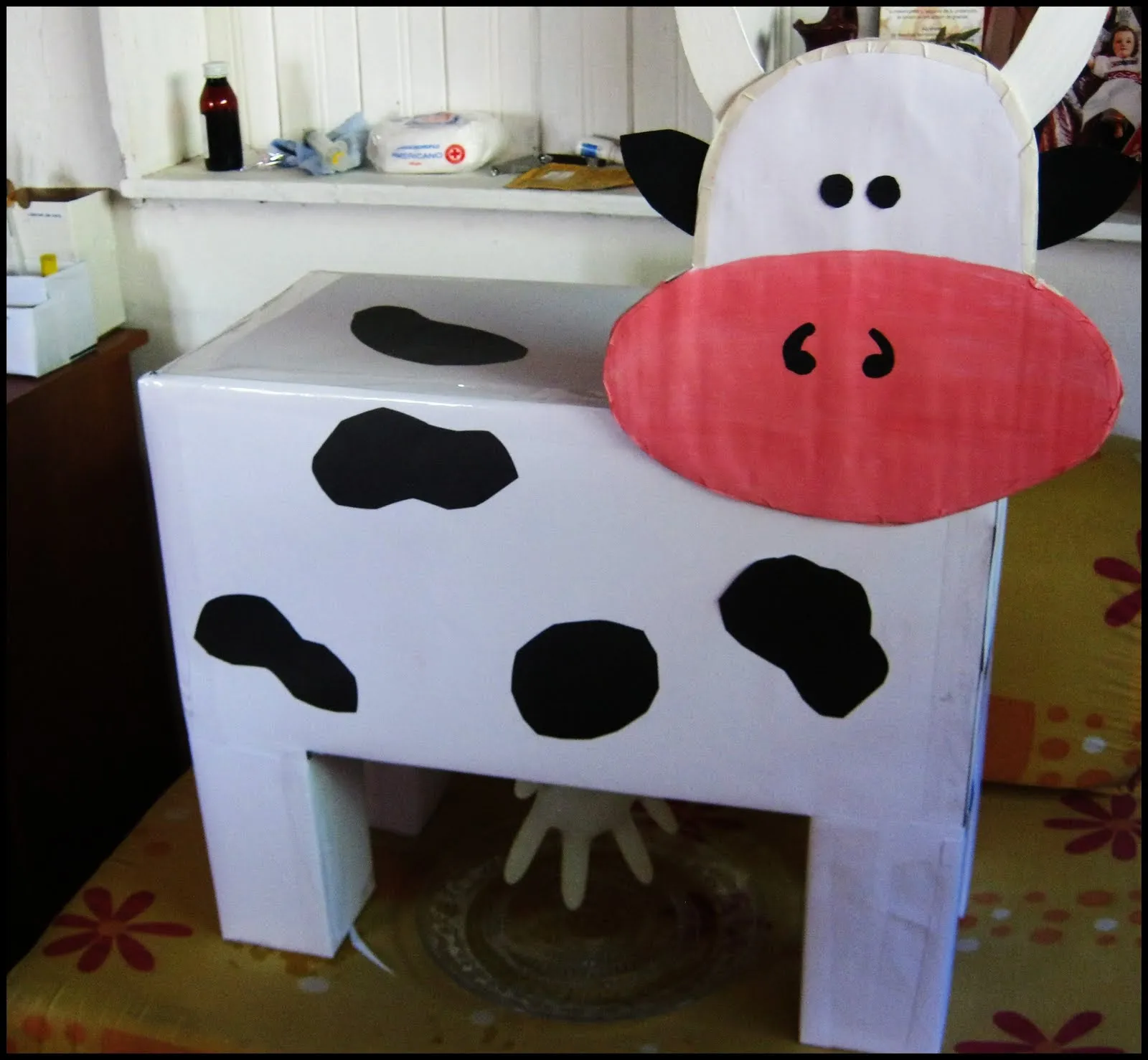 Nunaideas para peques: Vaca para ordeñar, con materiales reciclados. Nunaideas para peques: Vaca para ordeñar, con materiales reciclados.