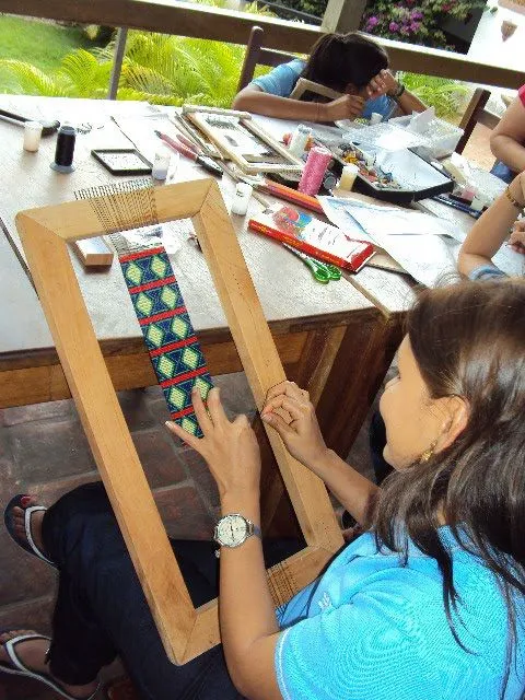 OBJETOS ARTESANALES - TEJEDURIA: TEJIENDO CUENTAS DE VIDRIO-