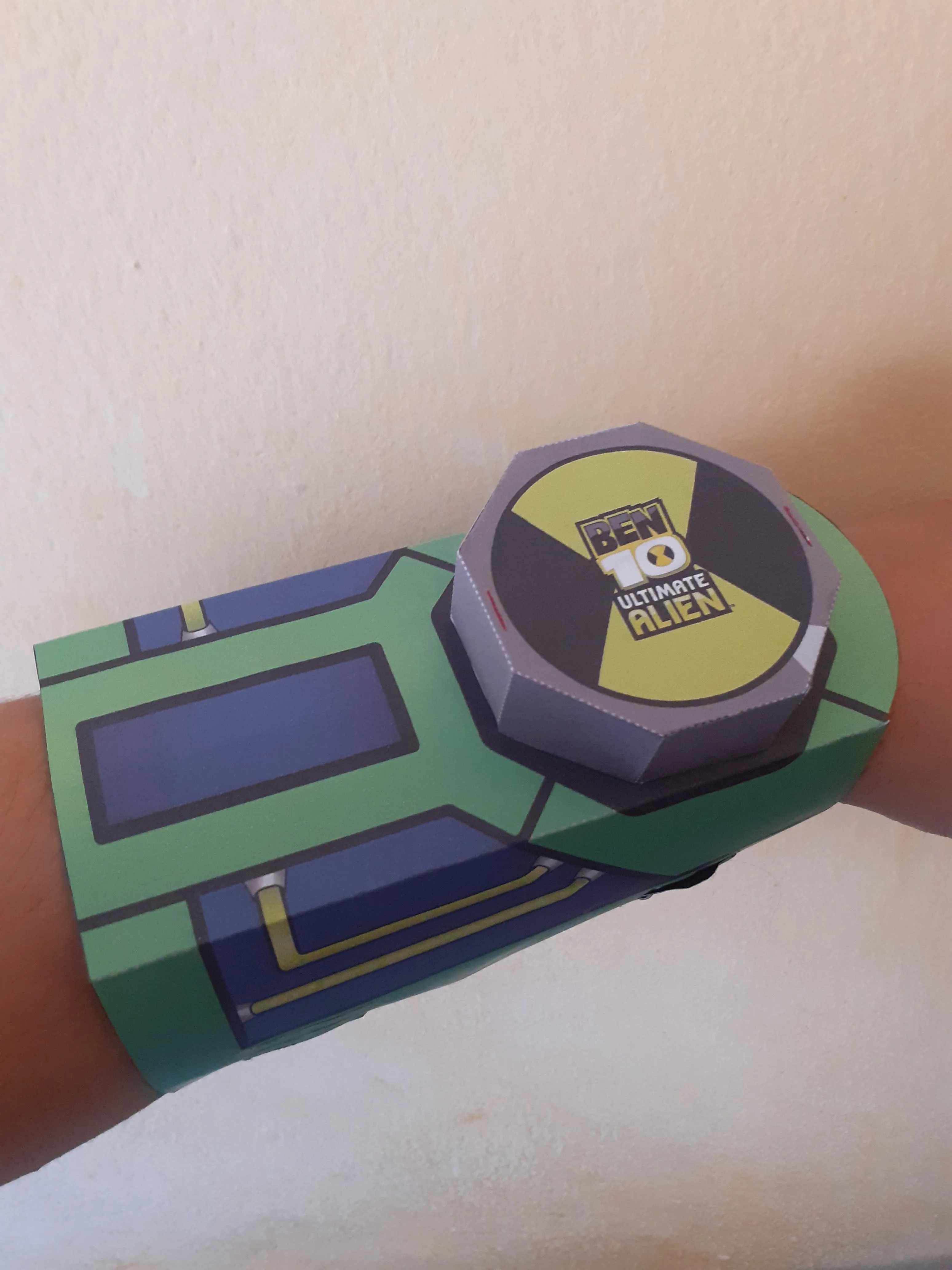 OC] Ultimatrix papercraft : r/Ben10