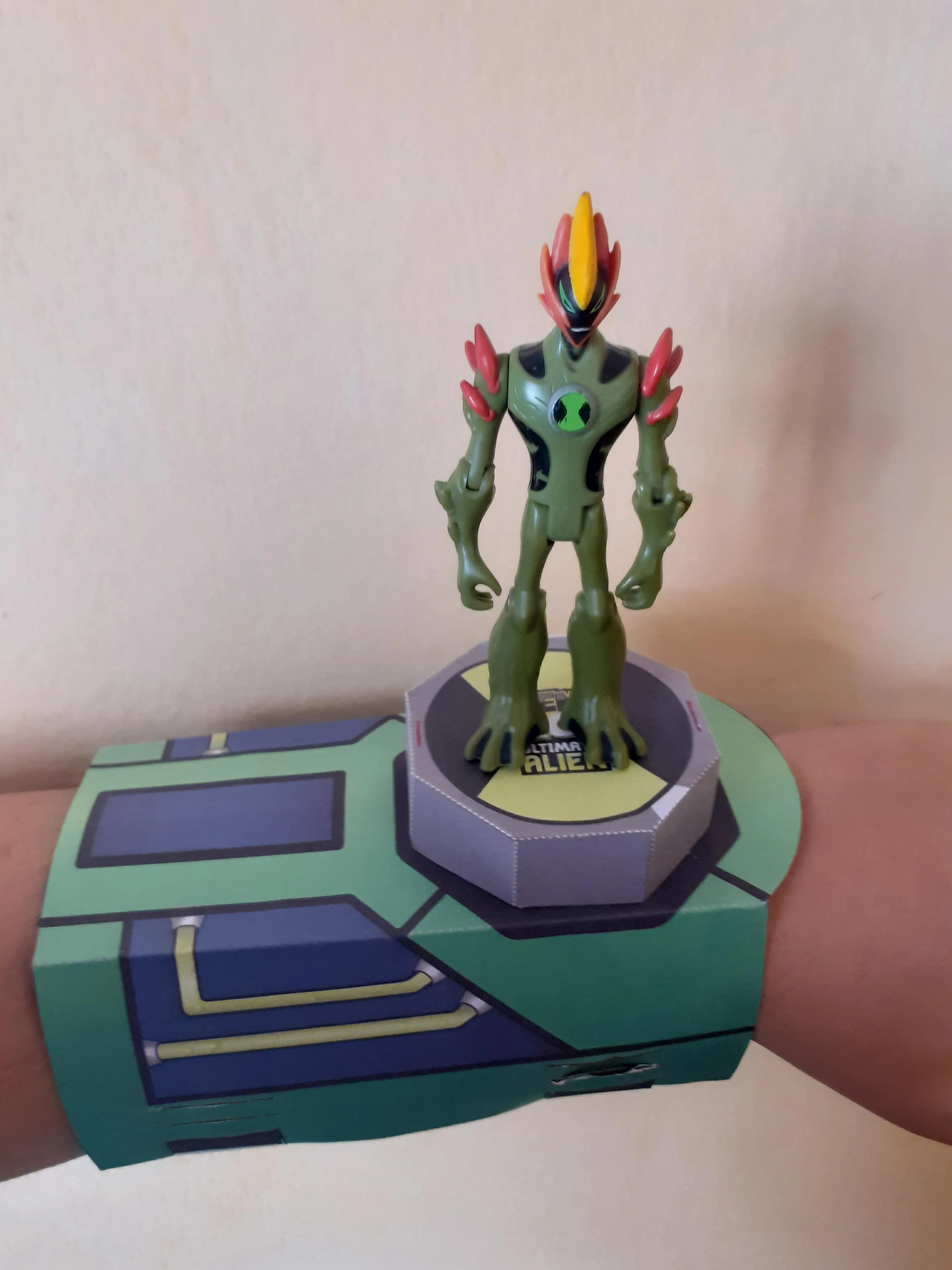 OC] Ultimatrix papercraft : r/Ben10