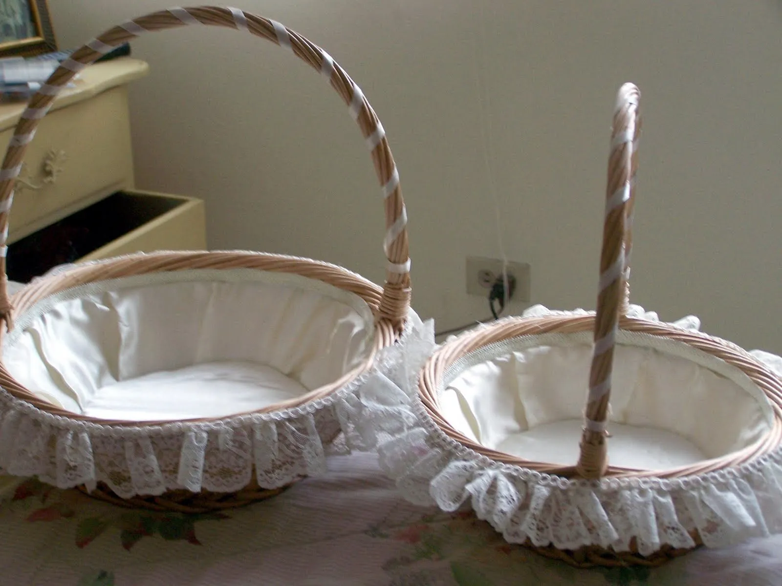 Clairesdetails: Como adornar canastas para primeras comuniones y bodas Clairesdetails: Como adornar canastas para primeras comuniones y bodas