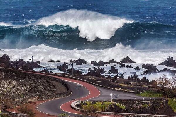 Olas gigantes baten las costas de Europa Occidental | Ser Azul ... Olas gigantes baten las costas de Europa Occidental | Ser Azul ...