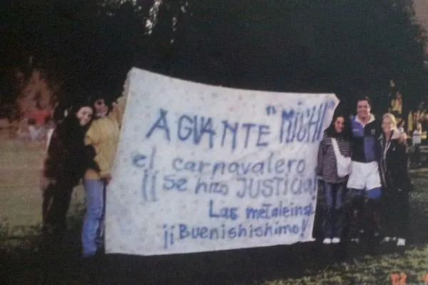 Se olvidó de los curas, dejó el rubgy y se exilió con su novio en ...