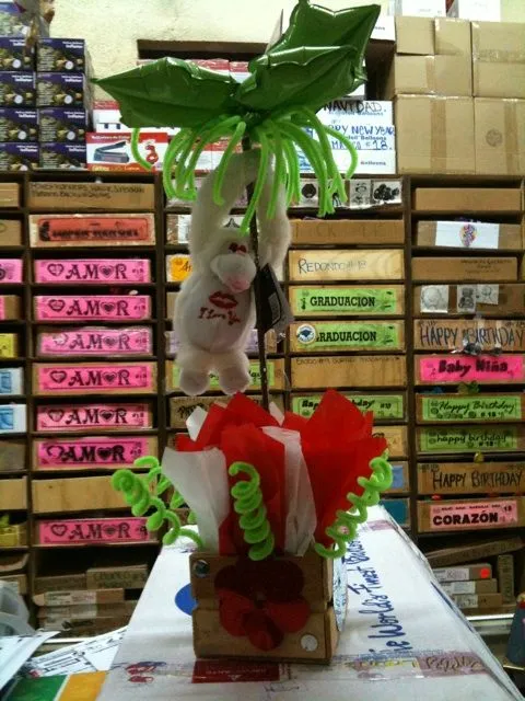 Un orangután en una palmera con globos | SDANALU (Globos y FX) lo ... Un orangután en una palmera con globos | SDANALU (Globos y FX) lo ...