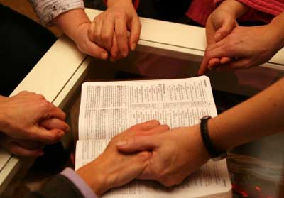 Orar tomados de las manos. ¿Aumenta la efectividad y el poder de ... Orar tomados de las manos. ¿Aumenta la efectividad y el poder de ...
