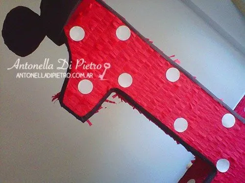 Una linda piñata con el número uno y las orejas de Mickey Mouse ...